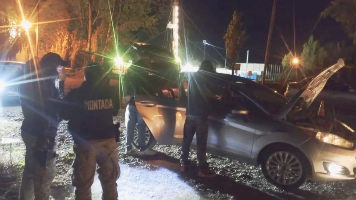 El operativo se llevó a cabo en plena madrugada y el vehículo fue interceptado sobre la Ruta 22. Foto: Archivo. | LMCipolletti.com El operativo se llevó a cabo en plena madrugada y el vehículo fue interceptado sobre la Ruta 22. Foto: Archivo.