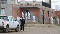 La policía científica de Caleta Olivia en la casa del barrio 13 de Diciembre de Caleta Olivia.