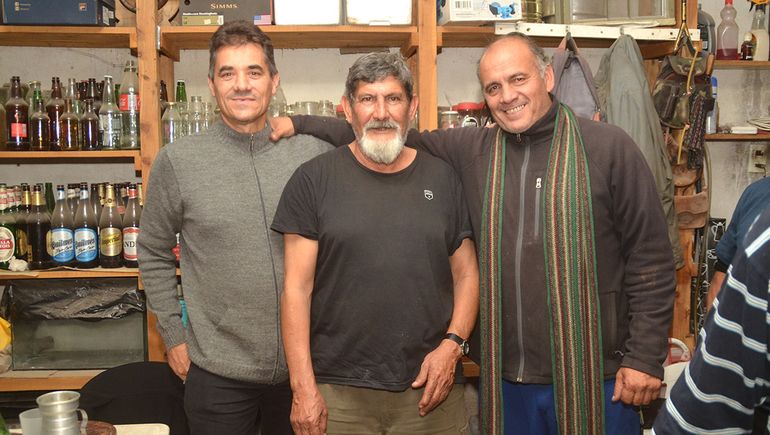El 10 con dos número 1. El anfitrión, Dany Villarruel junto a los arqueros Gastón González y Carlos Monsalvez.