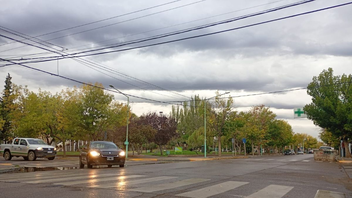 Domingo gris en el Alto Valle: qué pasa con la lluvia y el viento en el arranque del otoño