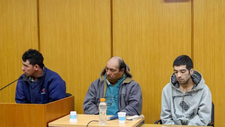 Padre e hijo y un tercer sujeto