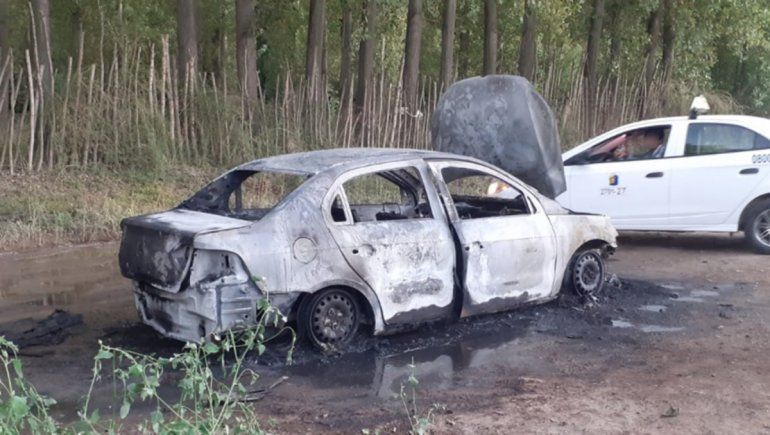 Iban a trabajar y se les prendió fuego el auto: se salvaron de milagro