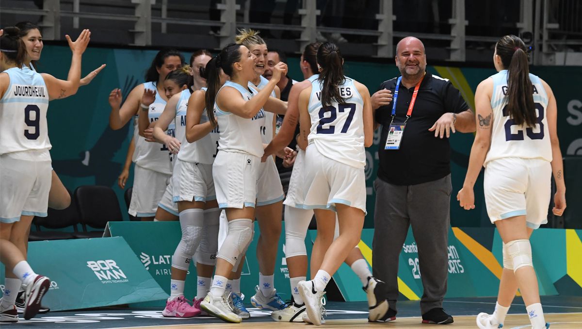 El festejo de la Selección Argentina de básquet, dirigida por el neuquino Mauricio Santángelo . Foto: Sergio Dovio.