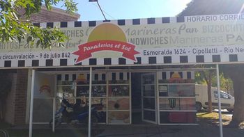 El frente de la panadería Sol, de calle La Esmeralda, donde se produjo el robo. Foto Google.