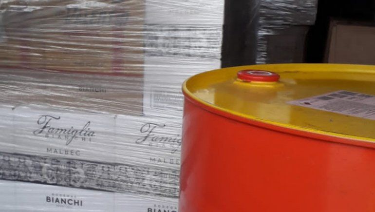 Trasladaba aceite para autos, vinos y cervezas clandestinamente y le decomisaron todo