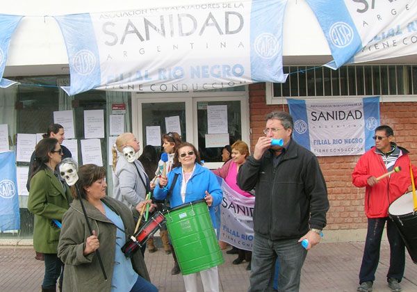 Protesta de empleados terminó en la toma de un sanatorio allense