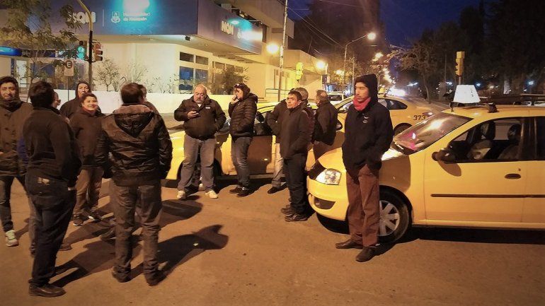 Balearon a un taxista de Neuquén en un asalto y está grave