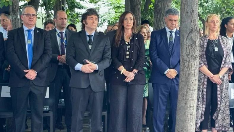 El presidente Javier Milei estuvo en el acto de conmemoración de los 32 años del atentado contra la Embajada de Israel en Argentina. Foto: Google.