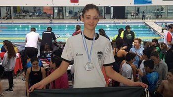 el semillero albinegro de la natacion no para de ganar medallas