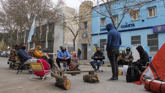 Volvieron a instalar un acampe policial en pleno centro cipoleño