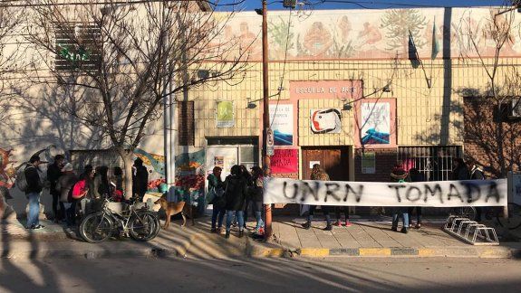 Estudiantes y docentes tomaron el edificio de la UNRN en Cipolletti 