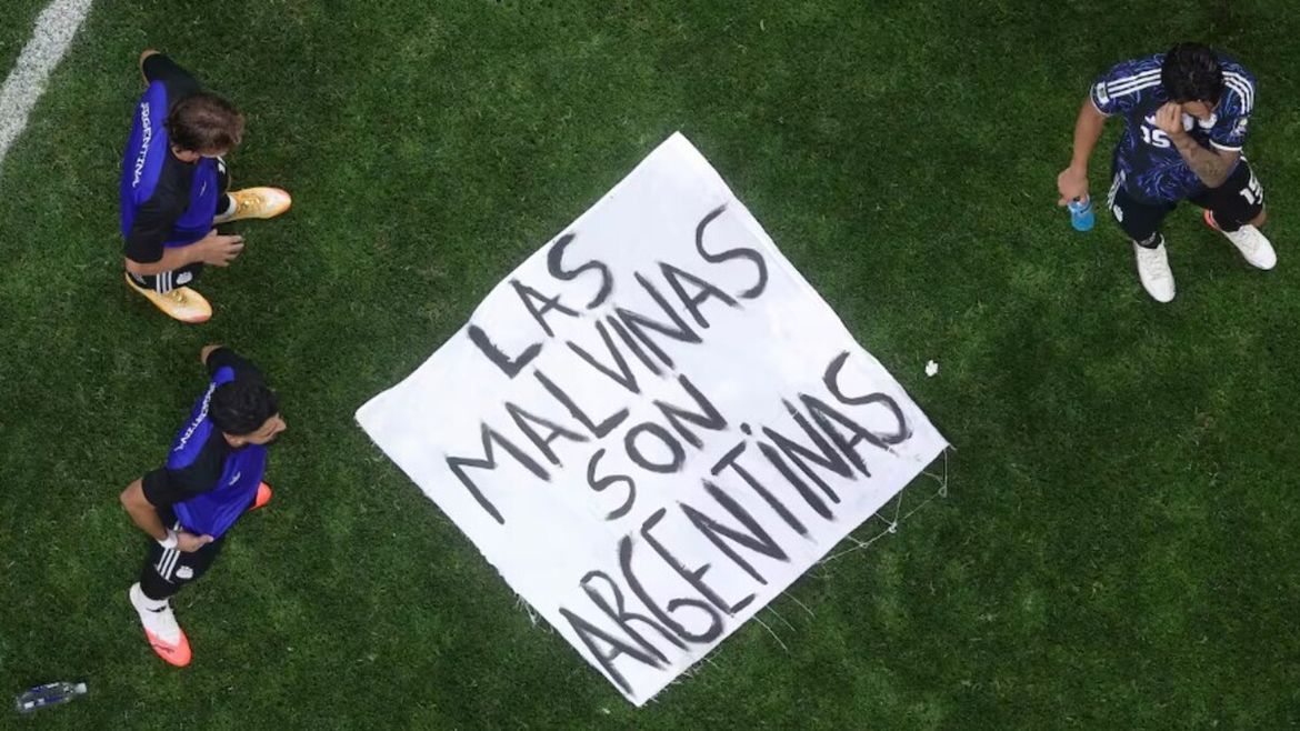 La bandera con la frase “Las Malvinas son argentinas” llegó a los jugadores tras el triunfo ante Inglaterra. | LMCipolletti.com La bandera con la frase “Las Malvinas son argentinas” llegó a los jugadores tras el triunfo ante Inglaterra.