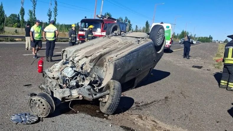 El Gol Trend quedó con sus ruedas para arriba sobre la calzada de la Ruta 22. Foto gentileza: LCR. | LMCipolletti.com El Gol Trend quedó con sus ruedas para arriba sobre la calzada de la Ruta 22. Foto gentileza: LCR.