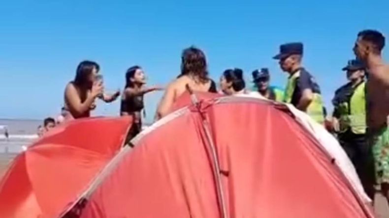 A los gritos y golpes en plena playa por el volumen de la música: ¿Por qué le levantás la mano a la nena?