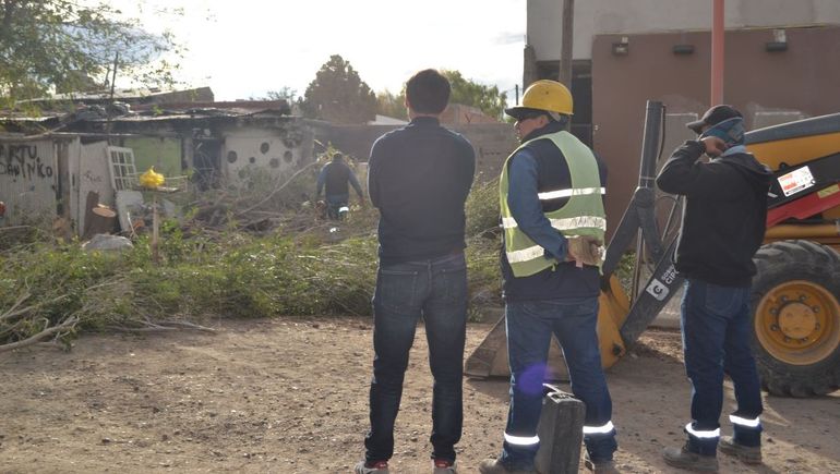 El intendente Rodrigo Buteler presenció el operativo para desmantelar el aguantadero / Foto Estefania Petrella.