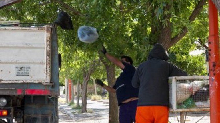 Se cayó del camión recolector y sufrió heridas graves