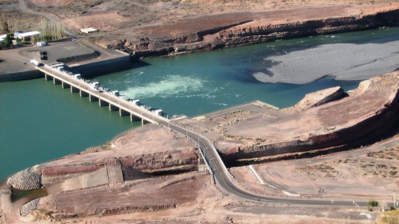 La presa Portezuelo Grande fue diseñada para soportar 11.500 m³/s, un límite que podría verse superado en crecidas extraordinarias. | LMCipolletti.com La presa Portezuelo Grande fue diseñada para soportar 11.500 m³/s, un límite que podría verse superado en crecidas extraordinarias.