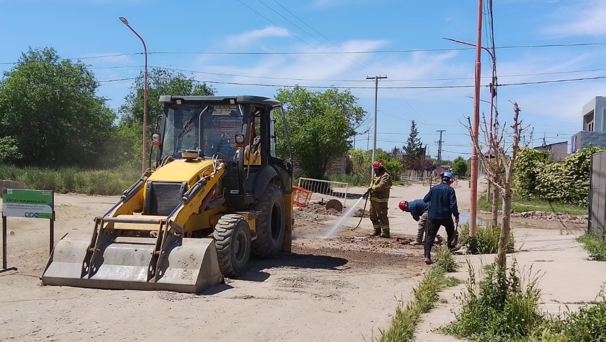 Una máquina vial rompió un caño de gas en Fernández Oro que obligó a evacuar a los vecinos.