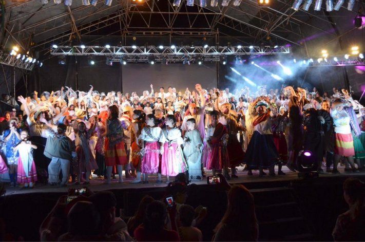 La cantata navideña convocó a una multitud de vecinos en Cipolletti.