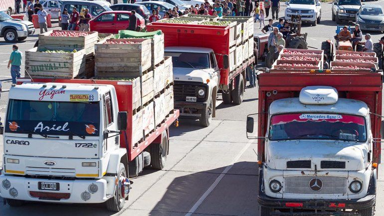 El frutazo reunió a decenas de personas en apoyo a los productores