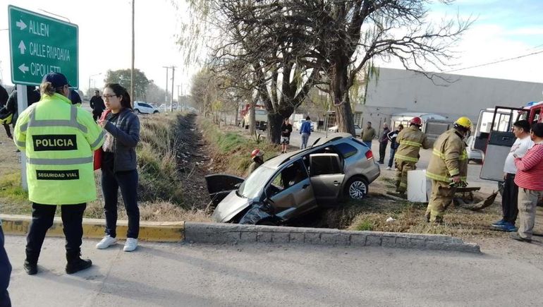 Espectacular accidente: auto cayó al canal y quedó destrozado