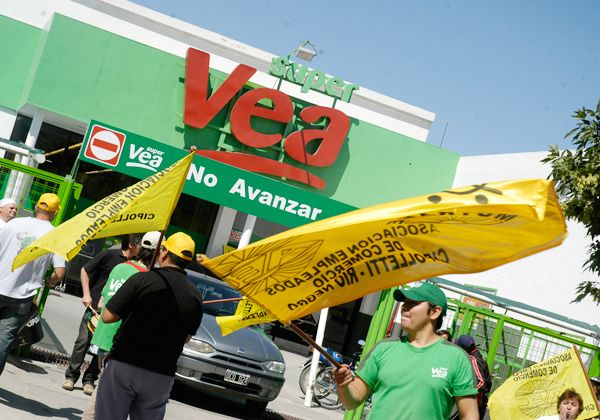 Trabajadores de un supermercado realizaron una jornada de protesta