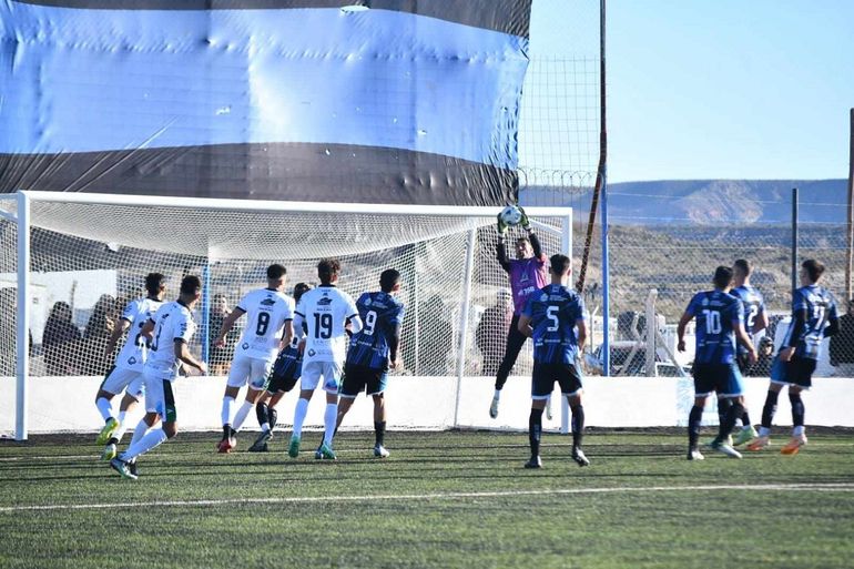 Deportivo Rincón igualó con Villa Mitre de Bahía Blanca en la Ciudad Deportiva. Fotos: gentileza Miguel Huentecol&nbsp;