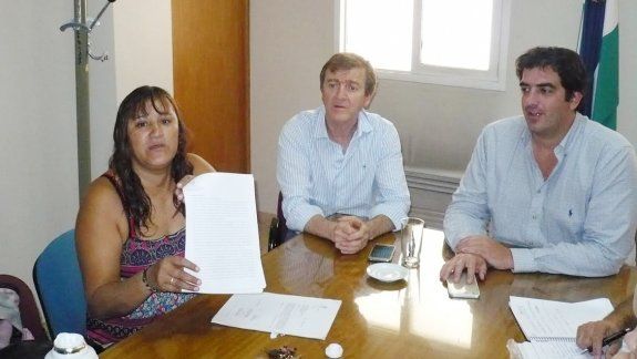 La dirigente Lilia Calderón, el intendente Aníbal Tortoriello y el secretario de Gobierno, Diego Vázquez, acordaron dar una nueva oportunidad a las negociaciones.