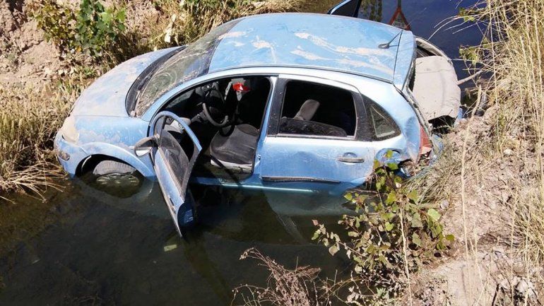 Venía a alta velocidad, perdió el control y terminó adentro de un desagüe