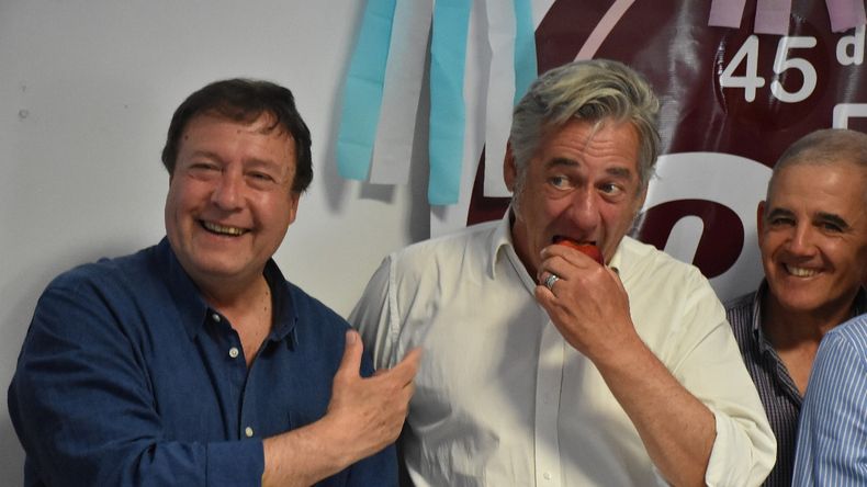 El gobernador Weretilneck junto al presidente de la SRA, Nicolás Pino...bromas, abrazos y reclamos a Nación.
