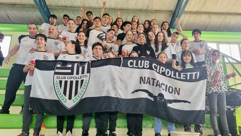 Cipolletti y el festejo de los nadadores y nadadoras que se consagraron.&nbsp;
