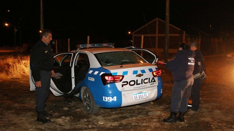 Video: robaron un almacén, se pelearon con la policía y destrozaron un patrullero copy
