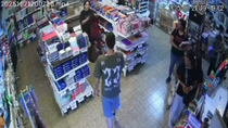 El momento en que el vecino justiciero se le acerca al ladrón.