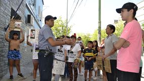 Uno de los manifestantes aseguró que él estuvo preso en la Comisaría 4ta y que es imposible escaparse. Preguntaron como lo logró Peña. | LMCipolletti.com Uno de los manifestantes aseguró que él estuvo preso en la Comisaría 4ta y que es imposible escaparse. Preguntaron como lo logró Peña.