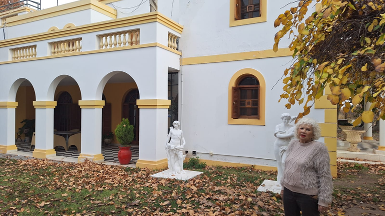 Muchas esculturas y estatuas en la chacra. 