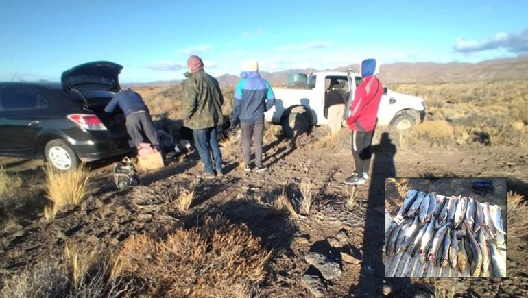 Los pescadores que fueron atrapados con las truchas sacrificadas.