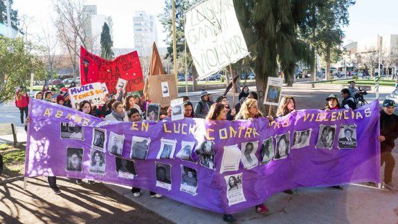 En las movilizaciones realizadas en Cipolletti, el reclamo en relación con violadores y abusadores es que cumplan las penas tras las rejas.