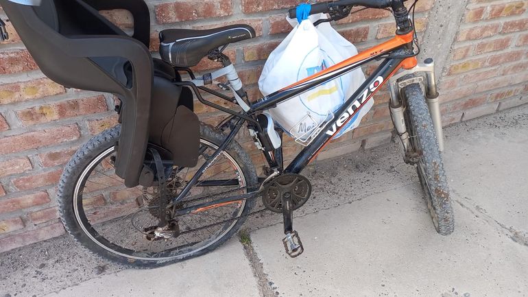 La bici es marca Venzo y la silla Polisport. 