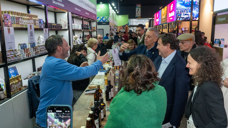 El Gobernador acompañó la apertura de la feria y destacó la presencia de Río Negro en el evento junto a sus productores.