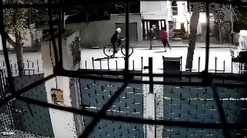 El momento en que el vecino es atacado por los dos delincuentes. Una cámara de seguridad de una casa captó la salvaje agresión.&nbsp;