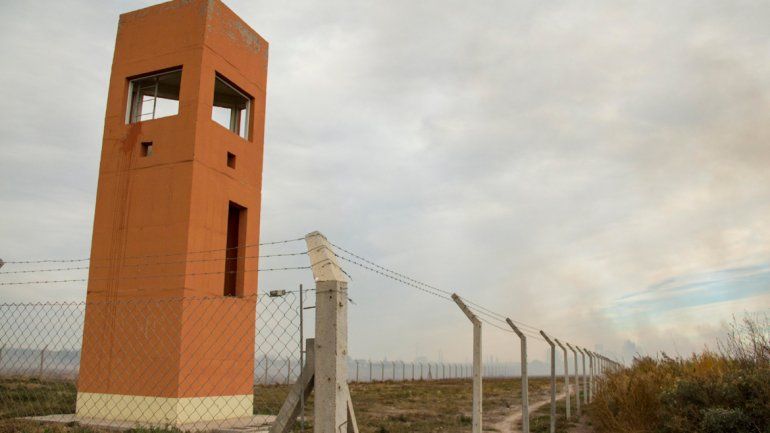 Insólito. A gran parte del perímetro de la cárcel le falta uno de los cercos.