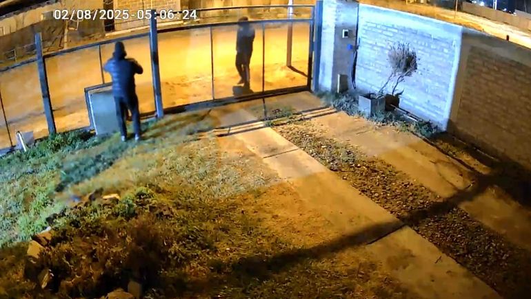 Uno de los ladrones ingresó a una casa a robar