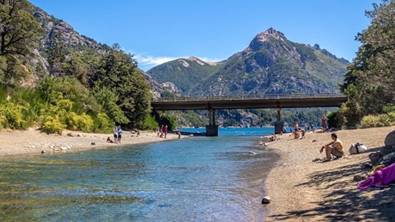El efectivo rescató a la pareja en el arroyo Angostura, en Bariloche.