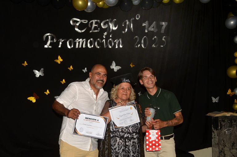 Una alumna ejemplar junto a dos de los profes en la entrega de diplomas. Una alumna ejemplar junto a dos de los profes en la entrega de diplomas.