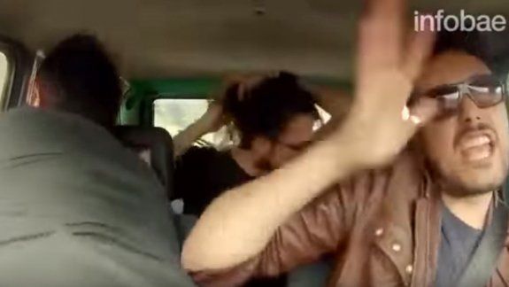 Suena Despacito en el auto y tres italianos enloquecen 