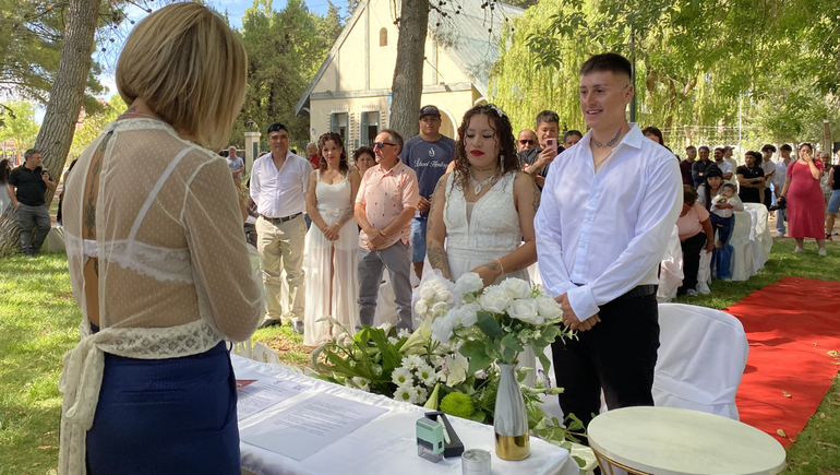 En el Día de los Enamorados, 23 parejas dieron el "sí" en un casamiento masivo en Cipolletti - Image 2
