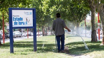 Para regar grandes superficies o las veredas, se debe recurrir a agua de pozo, pero sólo el Municipio cumple con esa premisa para ahorrar agua.