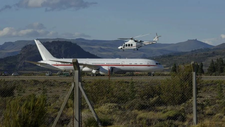 El despliegue de seguridad en Bariloche, involucró al menos 200 personas según fuentes locales para resguardar la seguridad y acompañar la comitiva de viaje del Presidente. 
