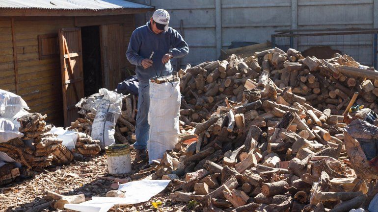 La entrega de leña arrancó esta semana y continuará hasta el fin de la temporada de bajas temperaturas.