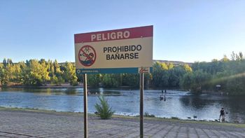 El cartel que este lunes sorprendió a todos en el balneario Municipal de Allen. | LMCipolletti.com El cartel que este lunes sorprendió a todos en el balneario Municipal de Allen.